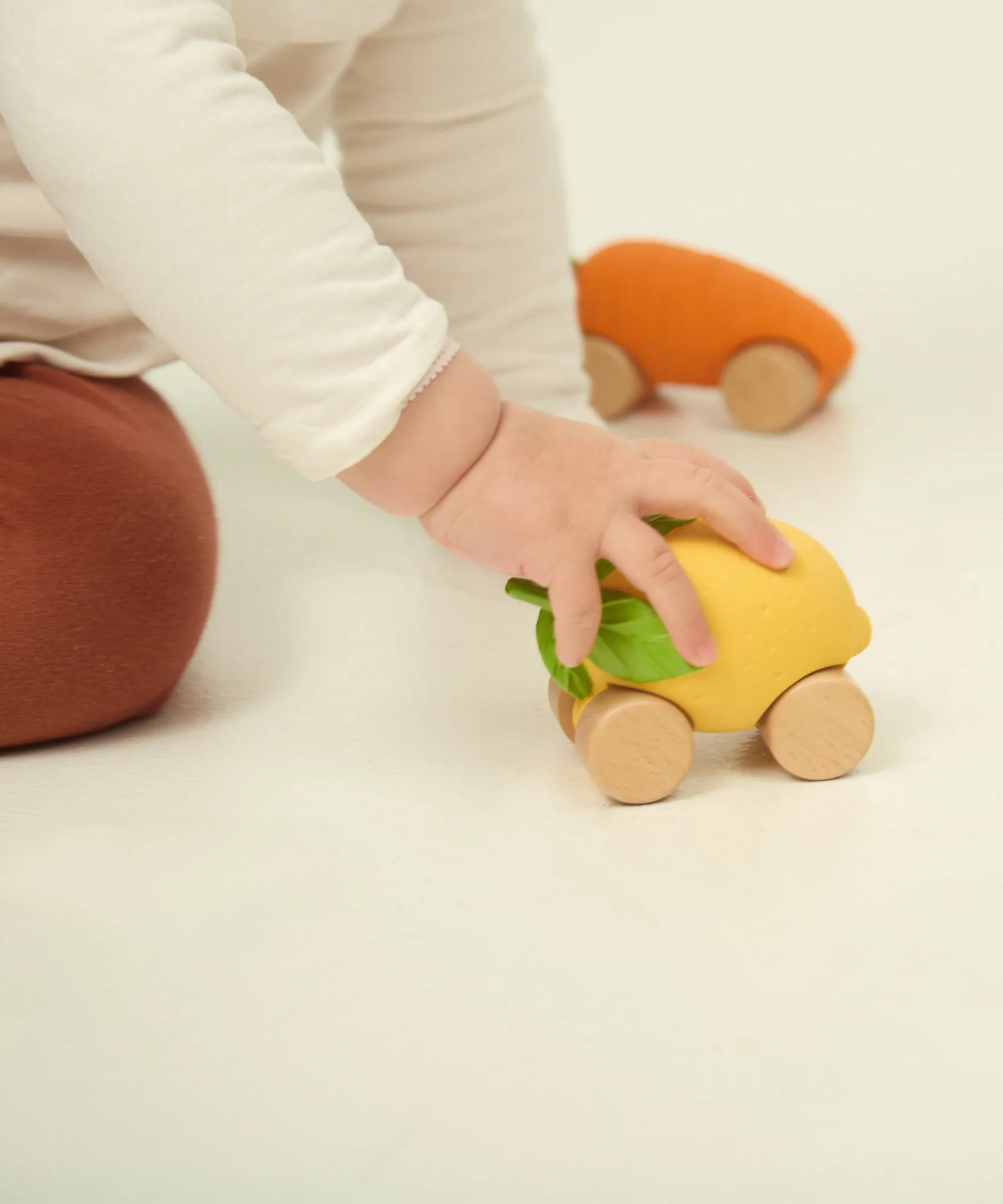 Oli & Carol Lou The Lemon Car